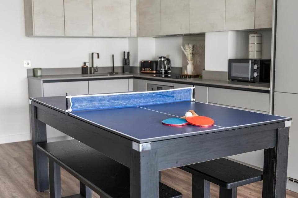 Central Slough APT Balcony Sleeps 6 Pool Apartment in Slough