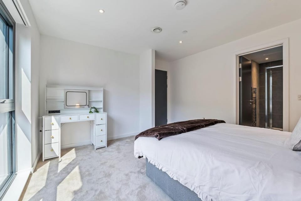 Central Slough APT Balcony Sleeps 6 Pool Apartment in Slough