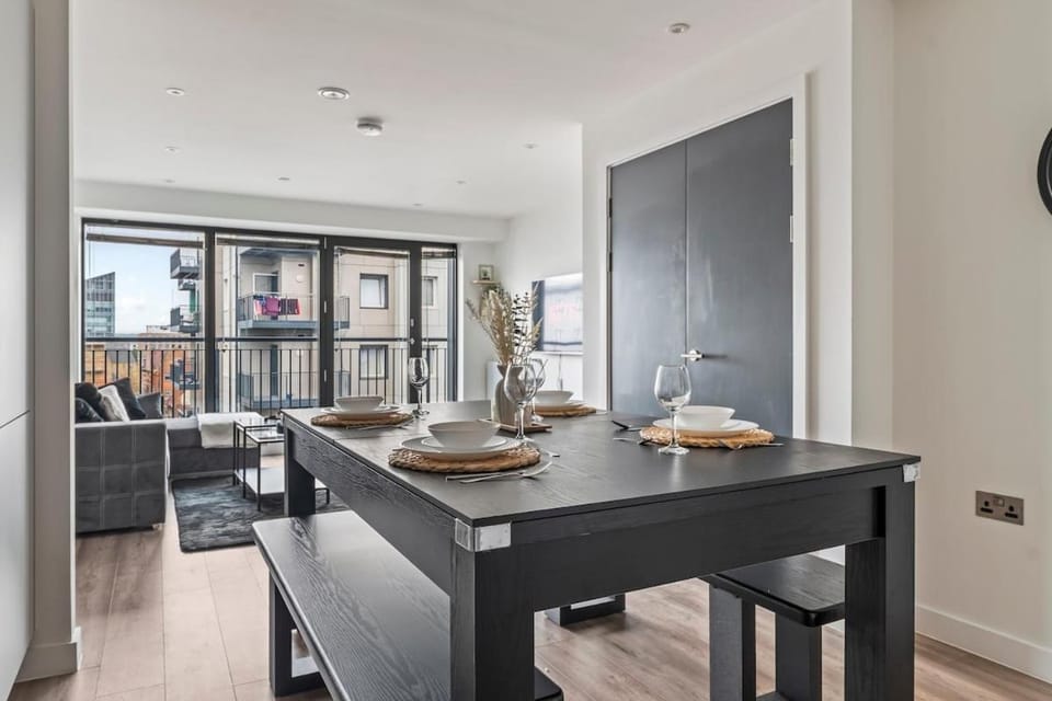 Chic Central Slough APT Balcony Pool Sleeps 6 Apartment in Slough