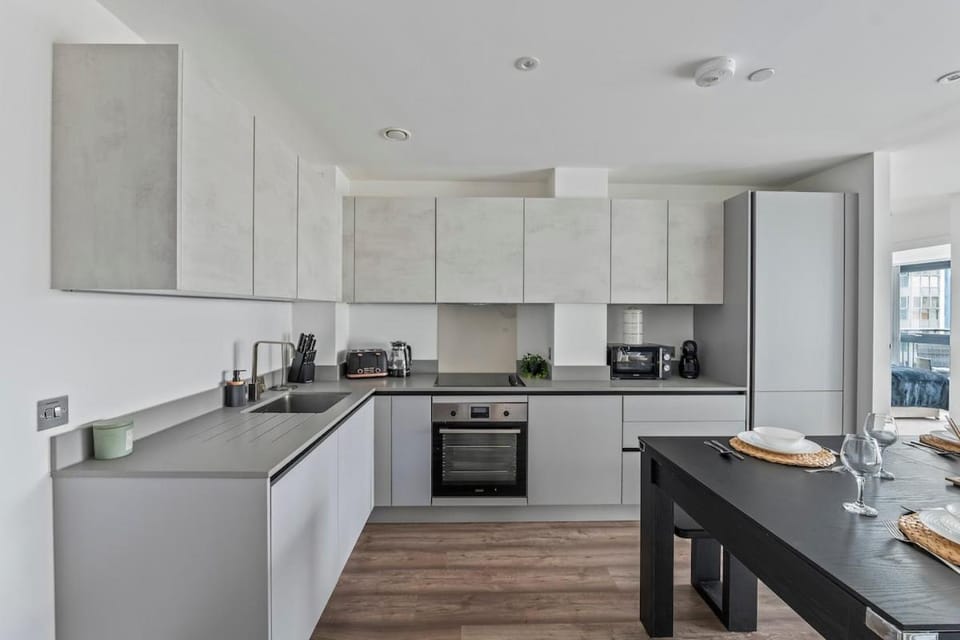 Chic Central Slough APT Balcony Pool Sleeps 6 Apartment in Slough