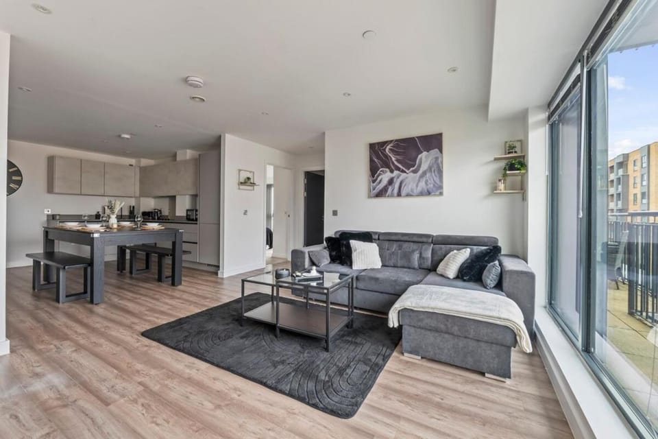 Chic Central Slough APT Balcony Pool Sleeps 6 Apartment in Slough