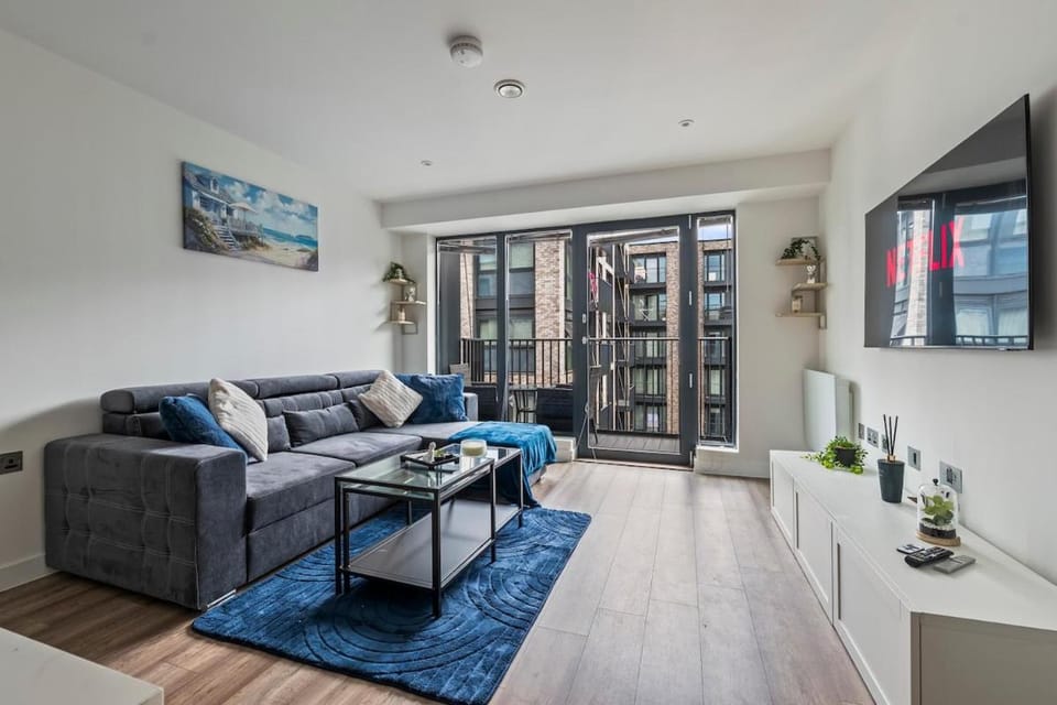 Luxe Slough Apartment with Balcony Sleeps 6 Apartment in Slough