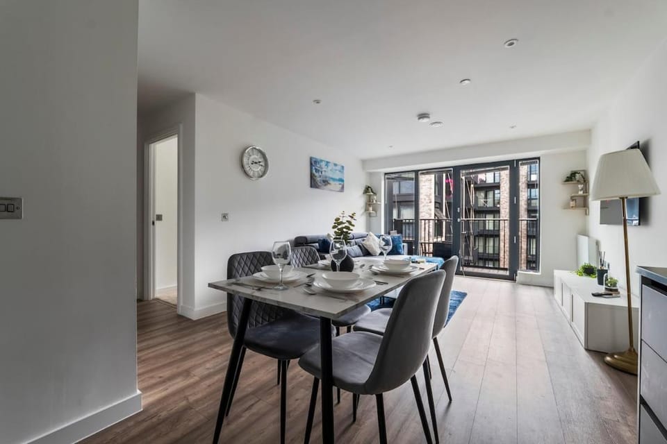 Luxe Slough Apartment with Balcony Sleeps 6 Apartment in Slough