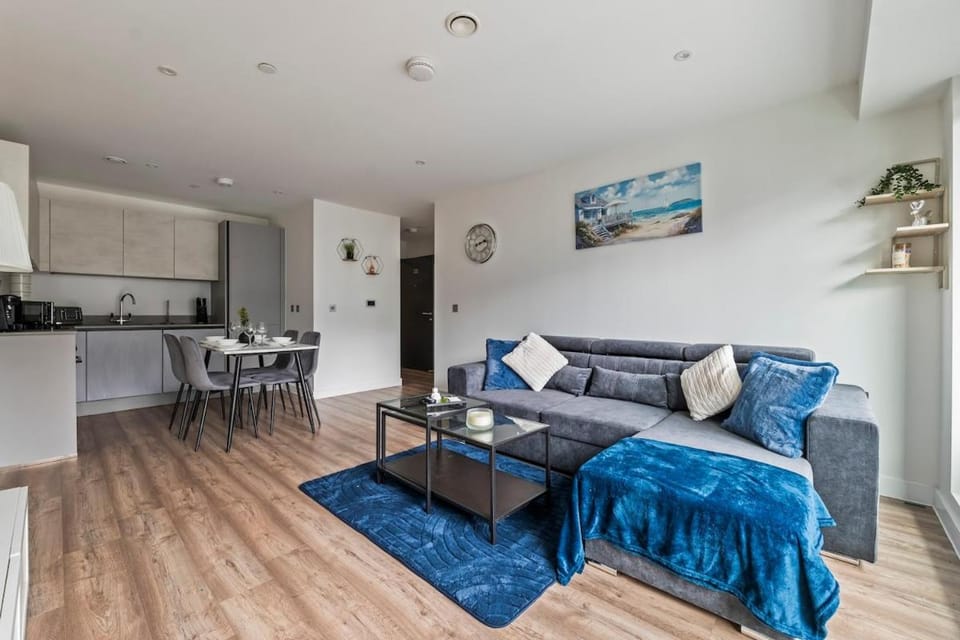 Luxe Slough Apartment with Balcony Sleeps 6 Apartment in Slough