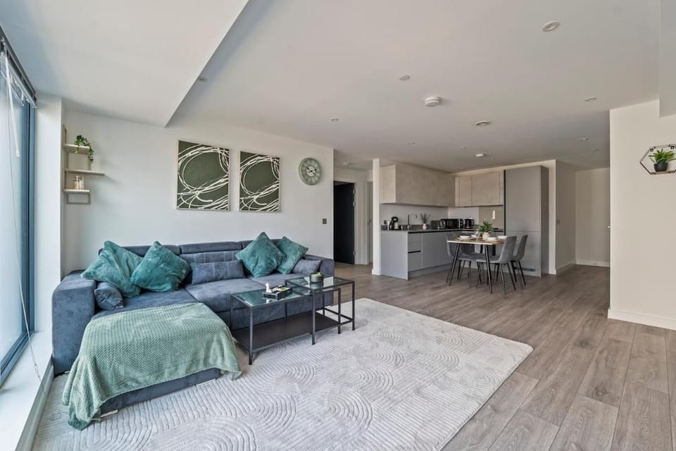 Stylish Slough Apartment Balcony Sleeps 6 Apartment in Slough