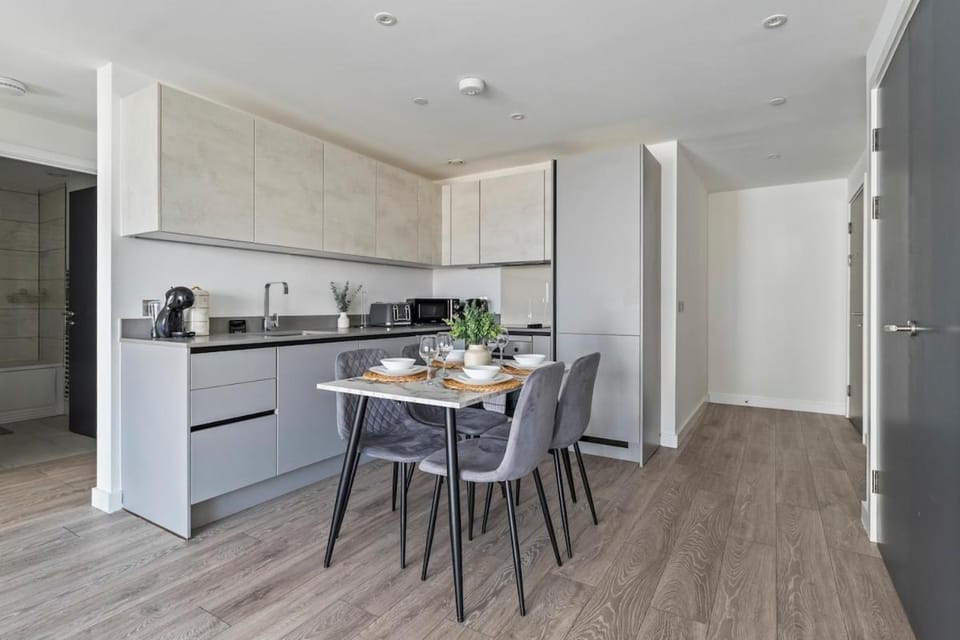 Stylish Slough Apartment Balcony Sleeps 6 Apartment in Slough