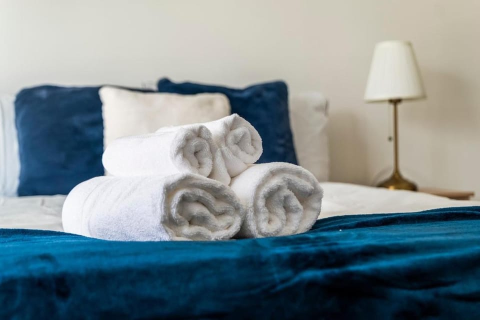 Stylish Slough Apartment Balcony Sleeps 6 Apartment in Slough