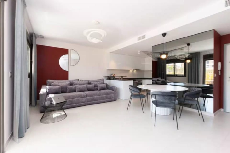 Kitchen or kitchenette, Living room, Seating area, Dining area