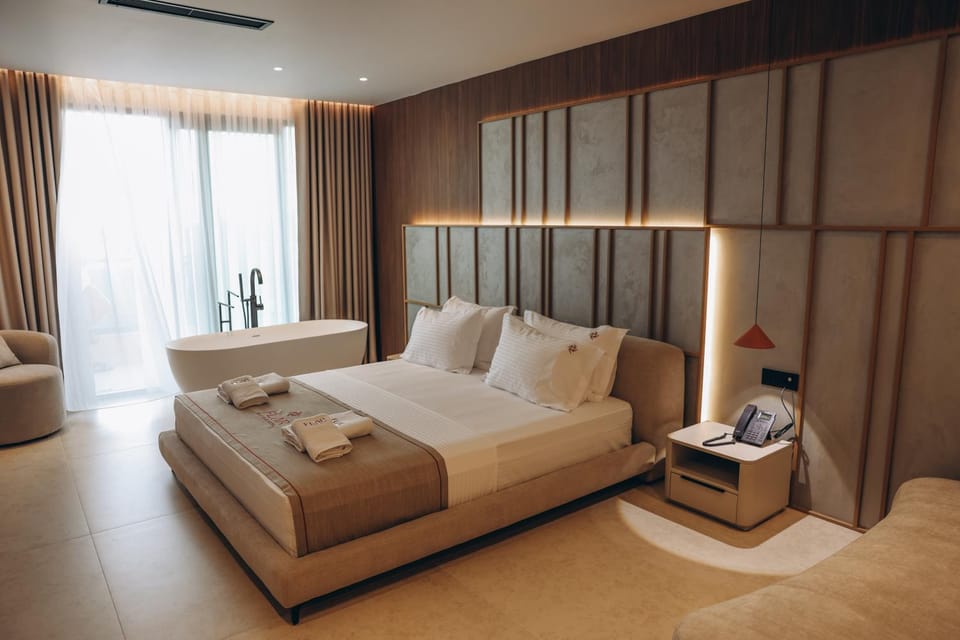 Bed, Photo of the whole room, Seating area, Bedroom