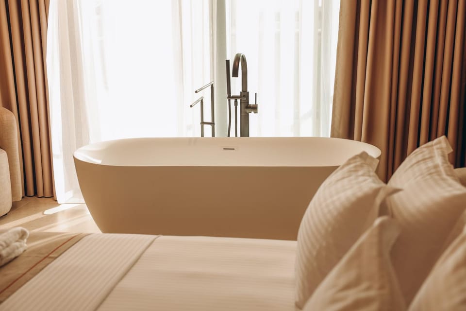 Bed, Hot Tub, Bathroom, Photo of the whole room, Bedroom, Bath