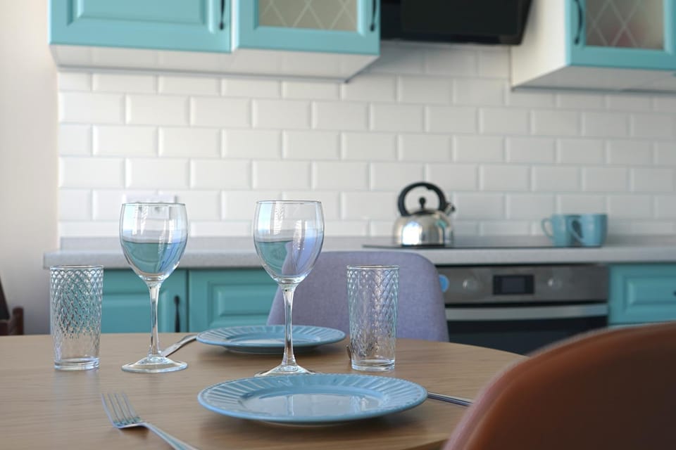 Kitchen or kitchenette, Dining area, minibar, stove