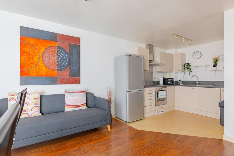 Kitchen or kitchenette, Seating area, Dining area, oven
