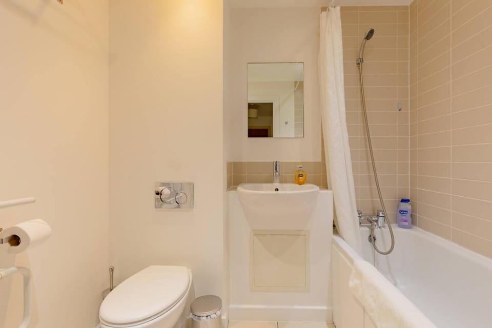 Shower, Toilet, Bathroom, Bath, towels