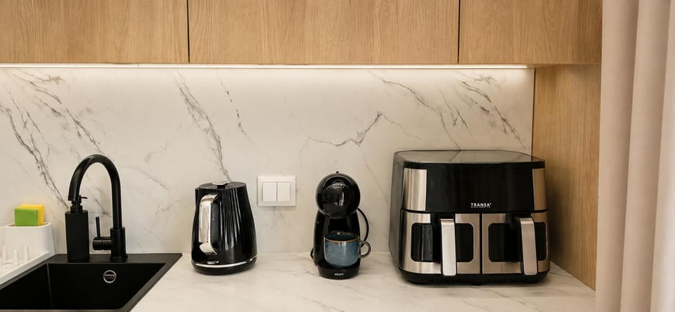 Coffee/tea facilities, Kitchen or kitchenette, oven, stove
