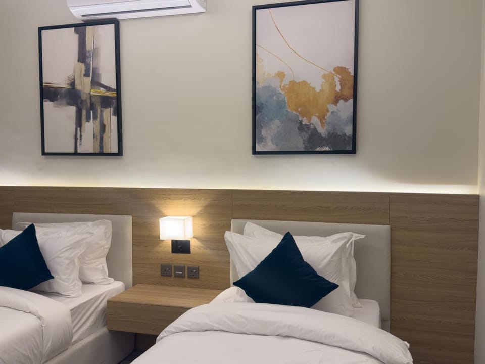 Bed, Photo of the whole room, Decorative detail, Bedroom