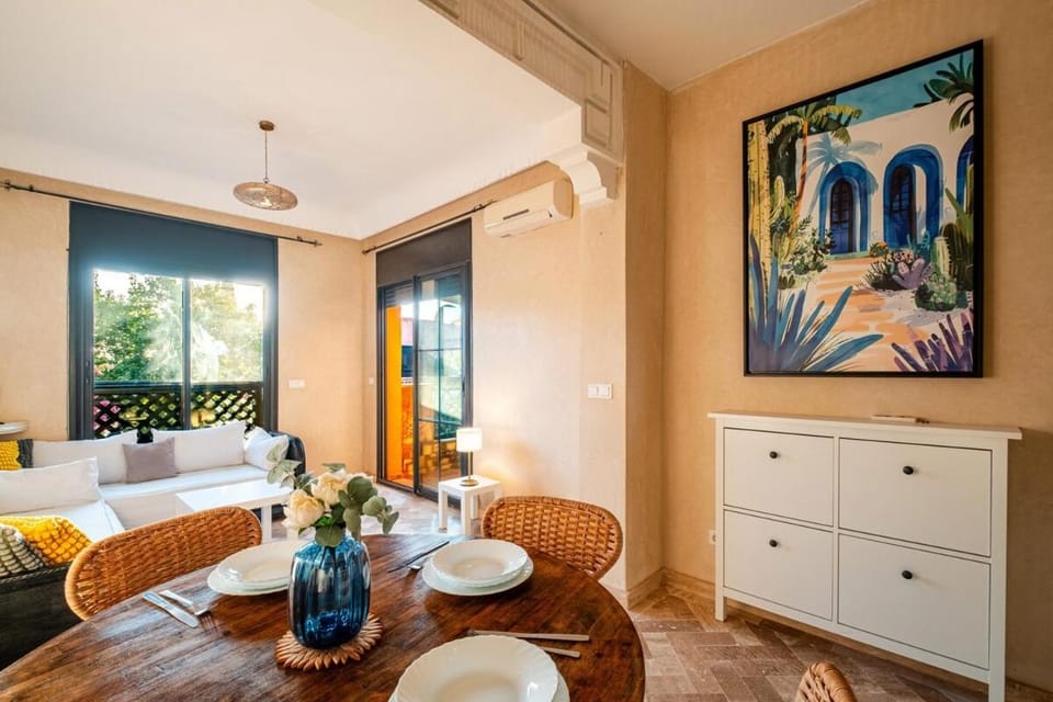 Bed, Living room, Photo of the whole room, Decorative detail, Seating area, Dining area, Bedroom, air conditioner