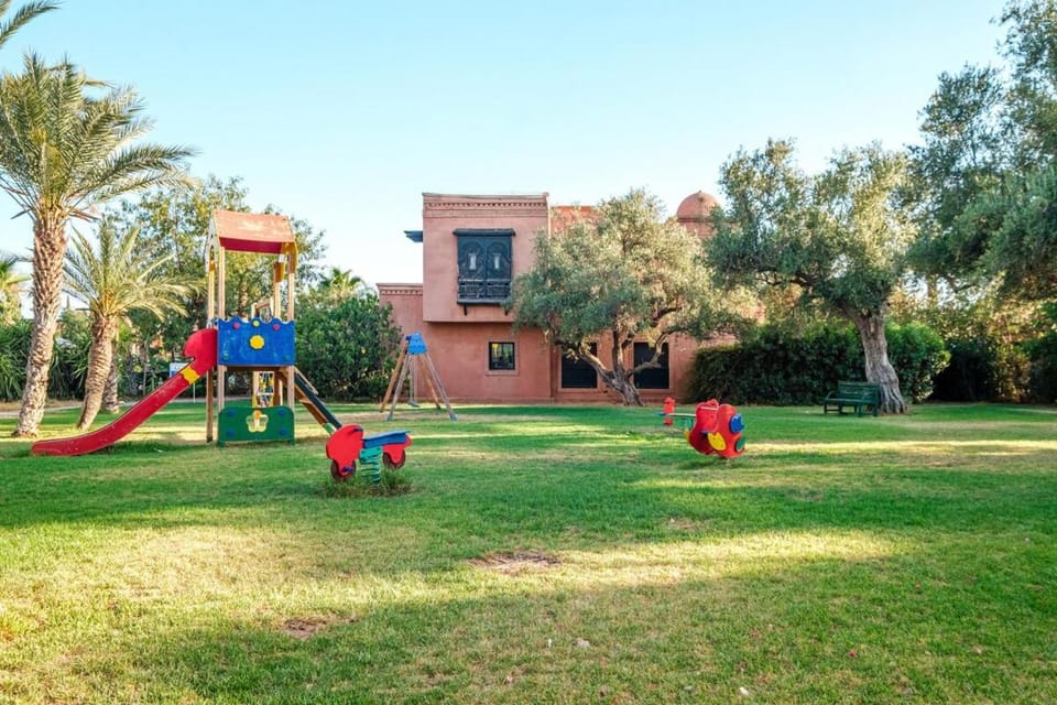 Communal lounge/ TV room, Spring, Day, Natural landscape, Children play ground, Children play ground, Garden, Garden, Evening entertainment, Garden view
