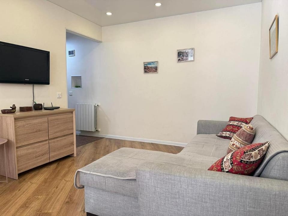 Communal lounge/ TV room, TV and multimedia, Living room, Seating area, Evening entertainment