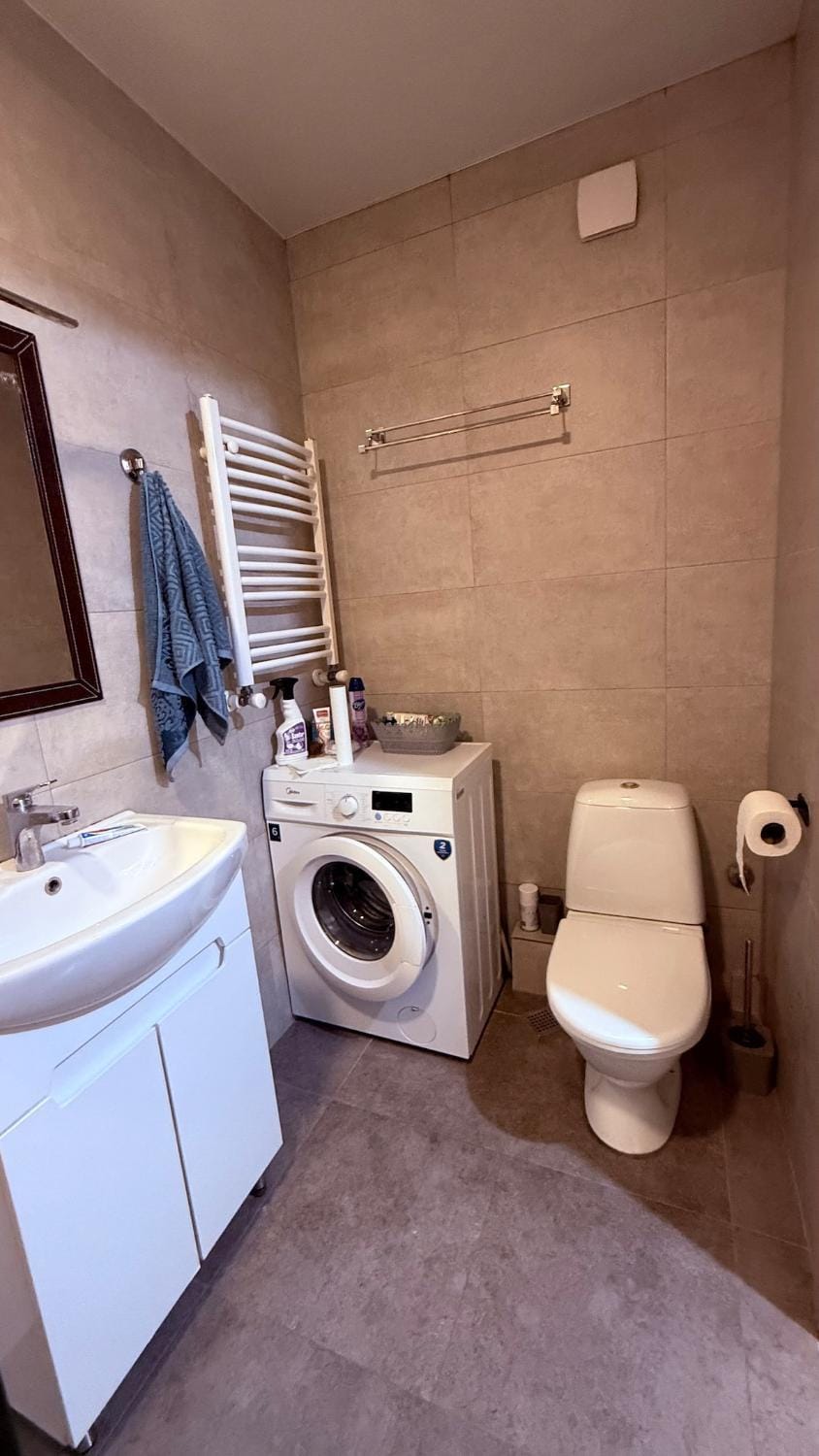 Toilet, Bathroom, towels, washing machine, dryer