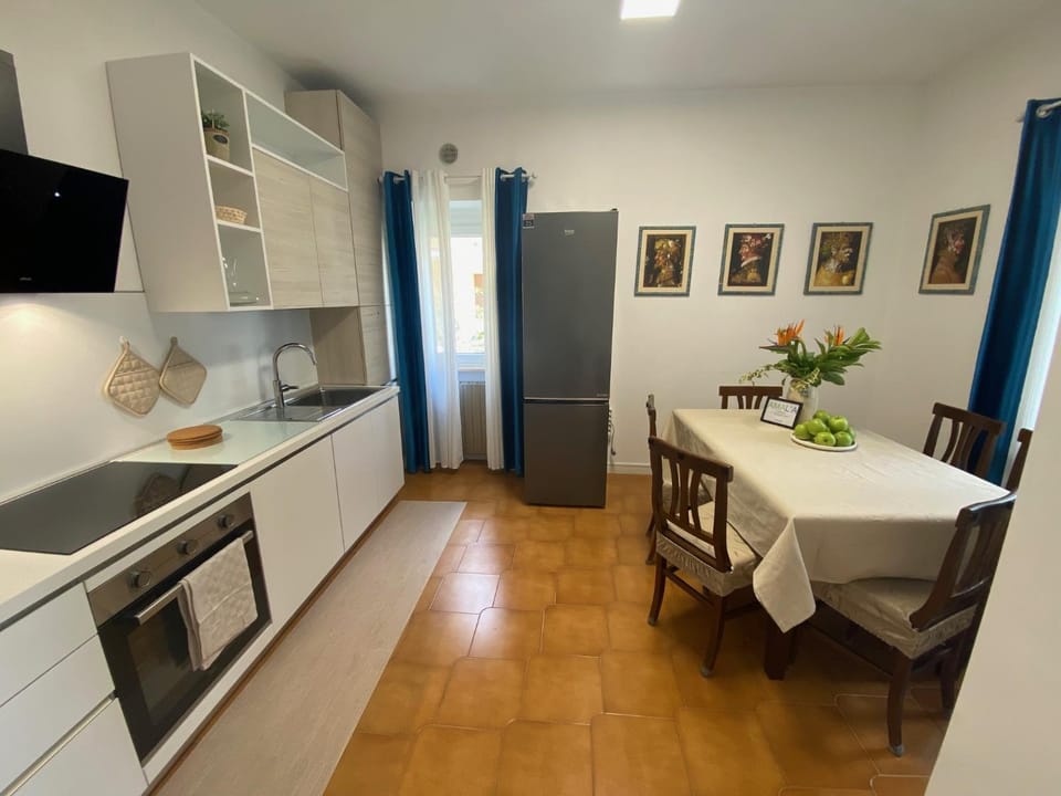 Kitchen or kitchenette, Dining area, stove