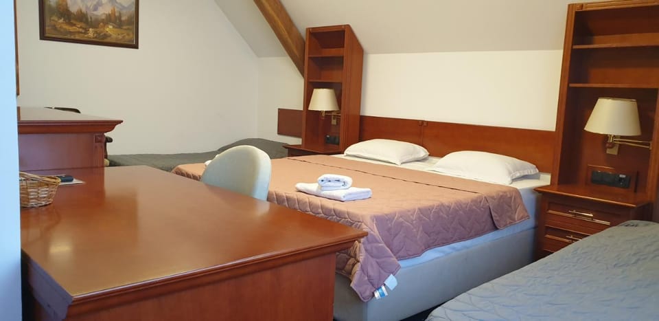 Bed, Bedroom, towels