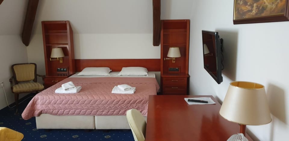 Communal lounge/ TV room, Bed, Bedroom, towels
