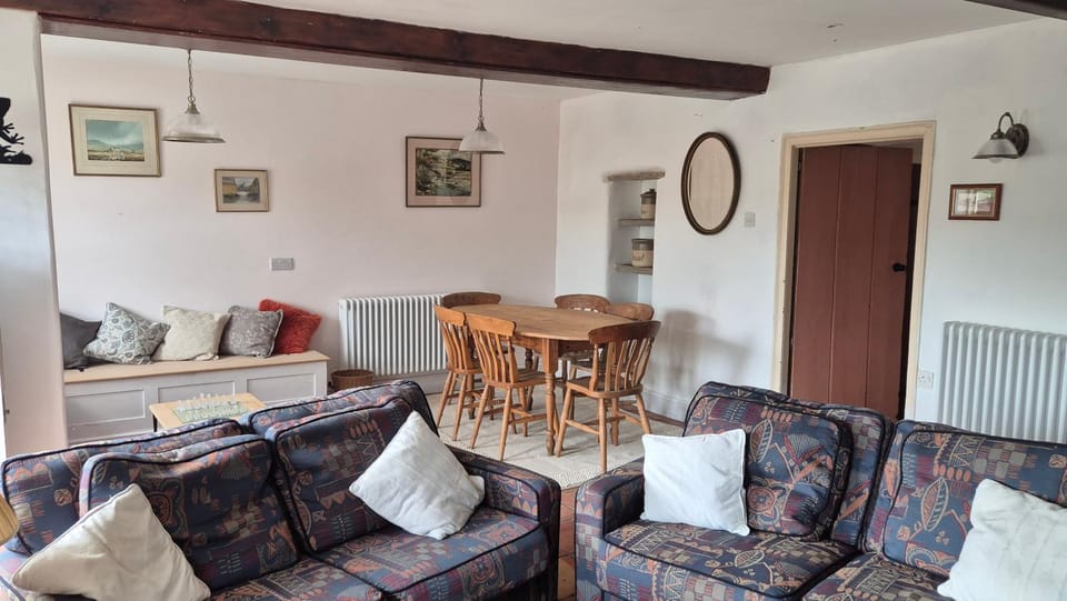 Living room, Seating area, Dining area, internet