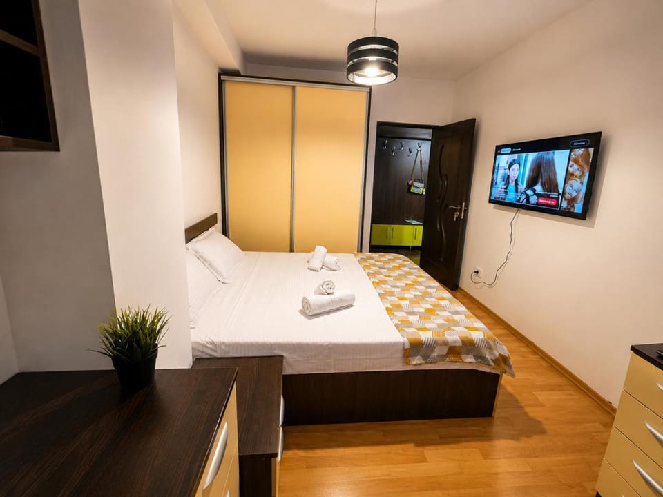 Bed, TV and multimedia, Bedroom