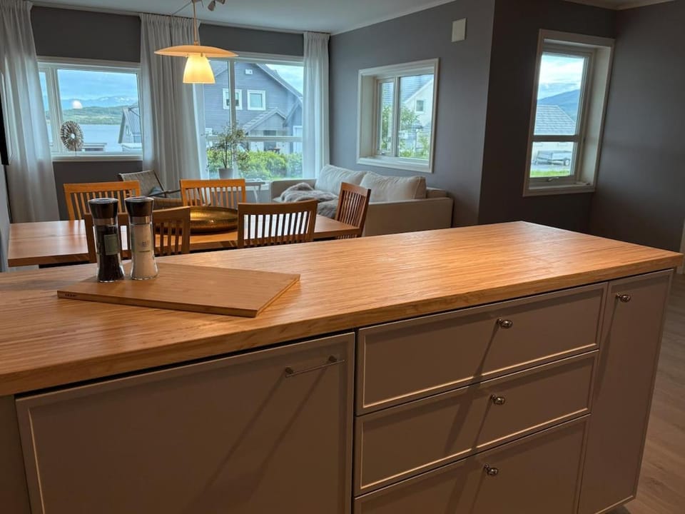 Modern holiday home on Kvaløya near Tromsø with Northern Lights and nature Apartment in Tromso