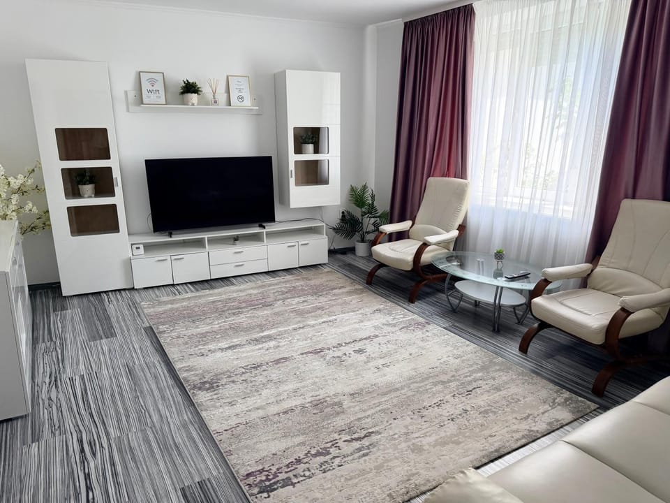 TV and multimedia, Living room, Seating area, Evening entertainment