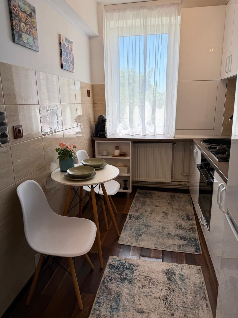 Kitchen or kitchenette, Dining area, minibar, oven, stove