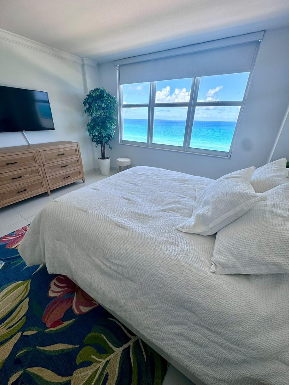Bed, TV and multimedia, Bedroom, Sea view