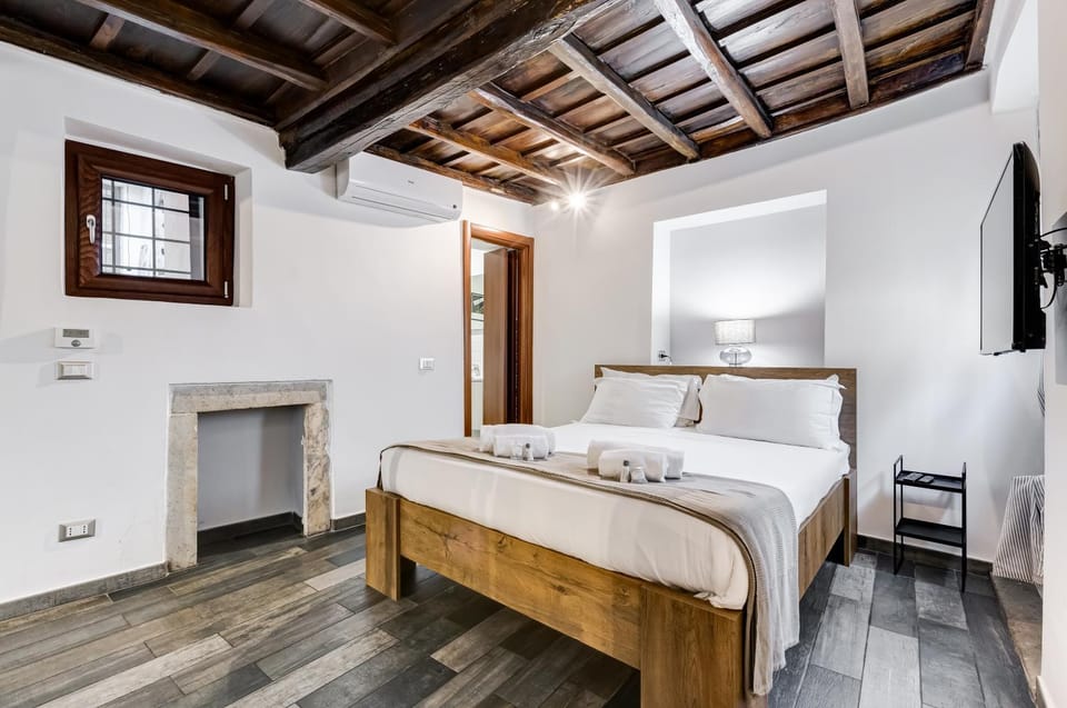 Bed, TV and multimedia, Photo of the whole room, Bedroom, towels, air conditioner