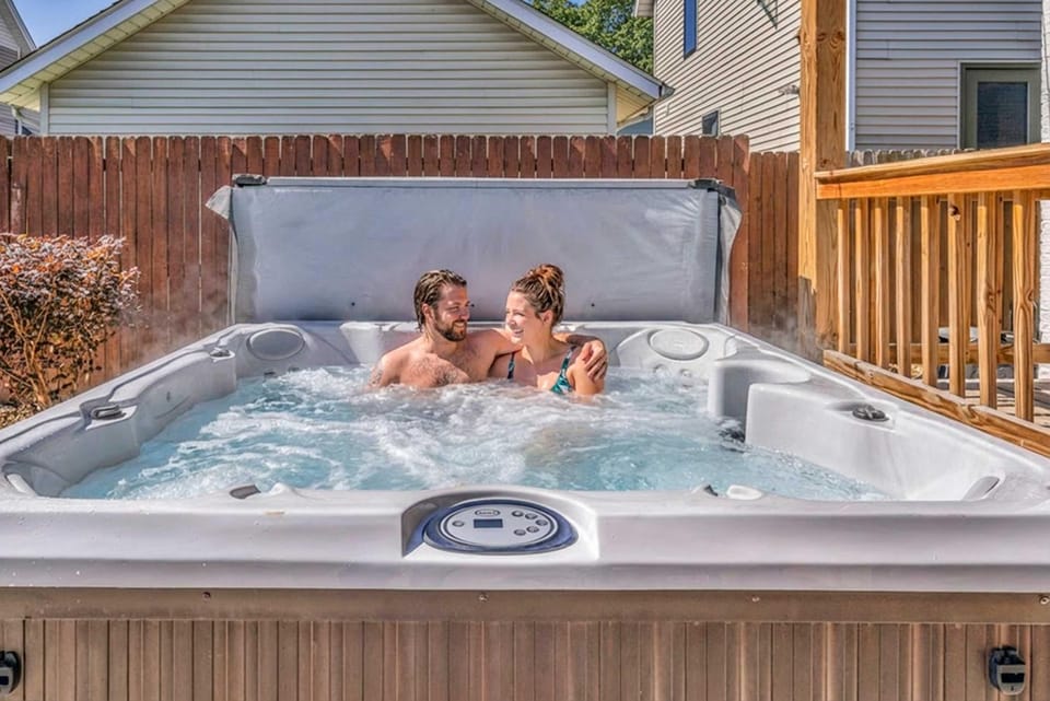 Private Hot Tub 2-Home Retreat Sleeps 16 House in Ohio City