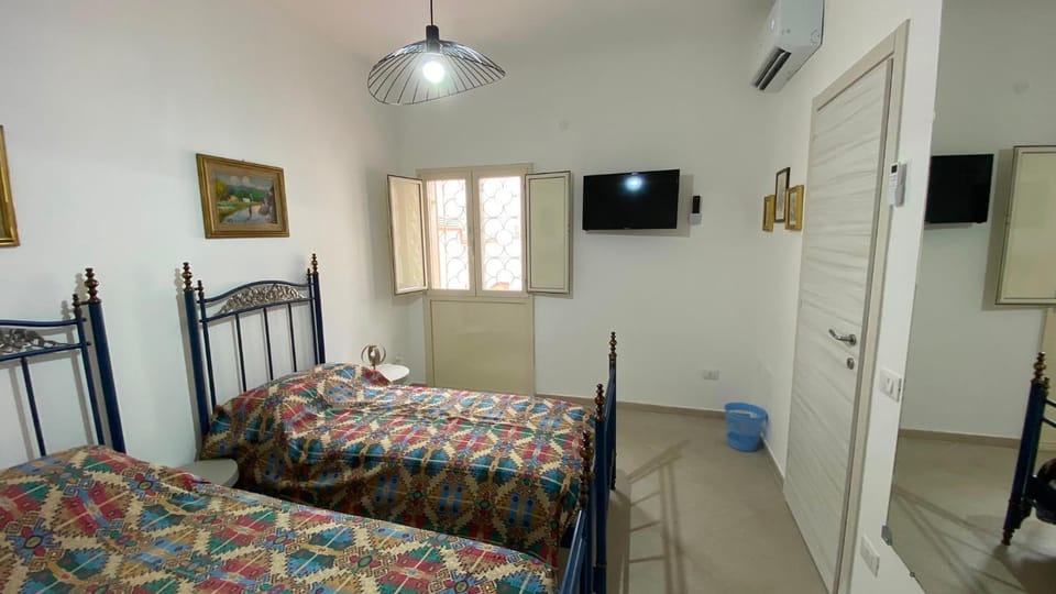 Bed, TV and multimedia, Photo of the whole room, Bedroom, air conditioner