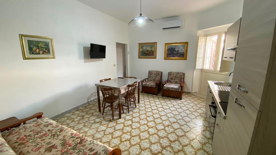 TV and multimedia, Living room, Seating area, Dining area, air conditioner