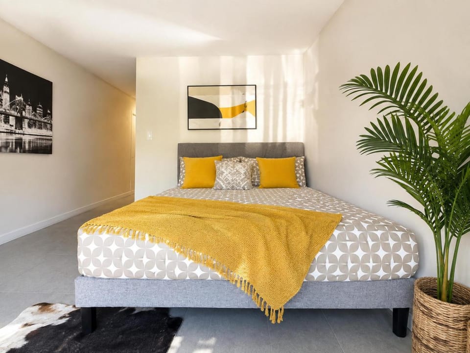 Beautiful 1BR with 2 Queen Beds Near English Bay and Robson Street Apartment in Vancouver