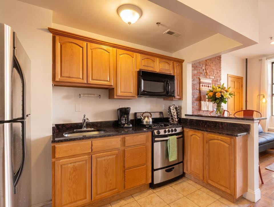 Coffee/tea facilities, Kitchen or kitchenette, dishwasher, oven, stove, toaster