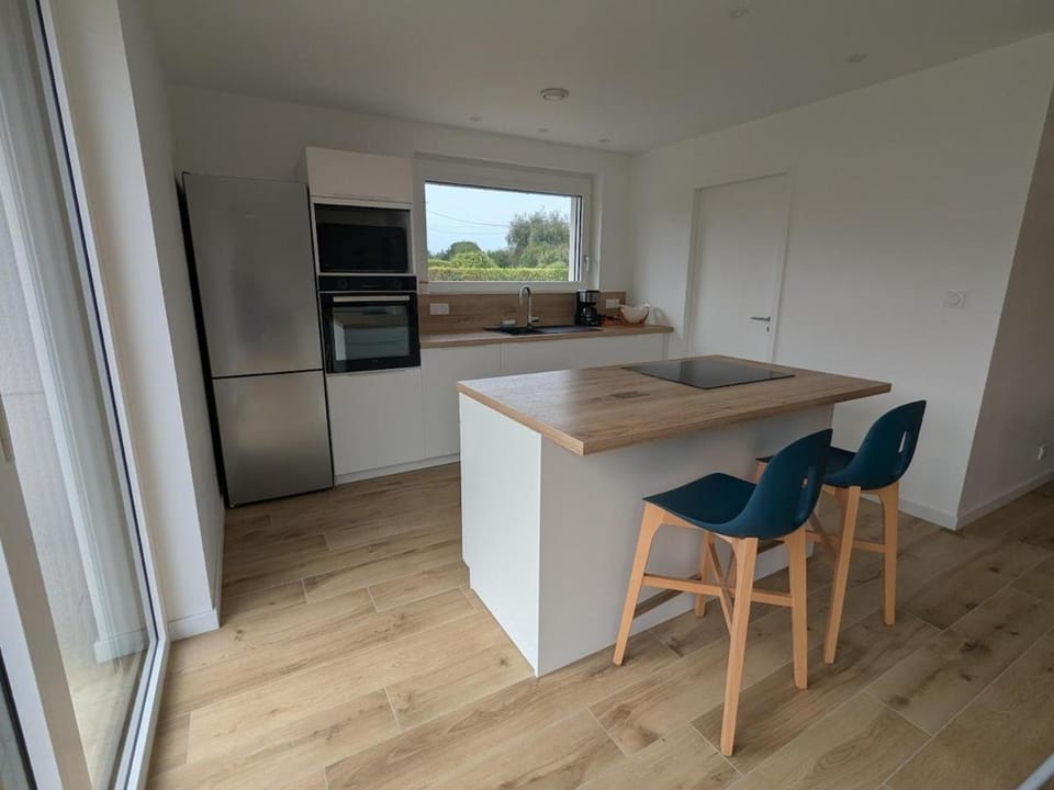 Kitchen or kitchenette, Dining area, oven, stove