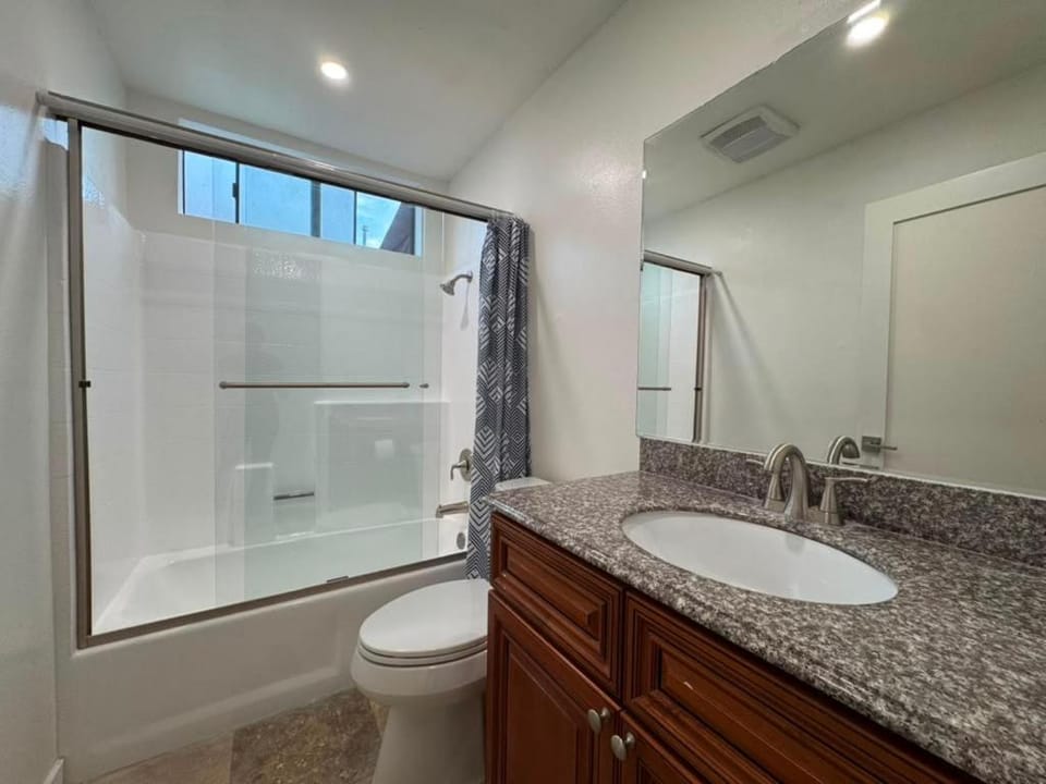 Shower, Toilet, Bathroom, Bath, towels