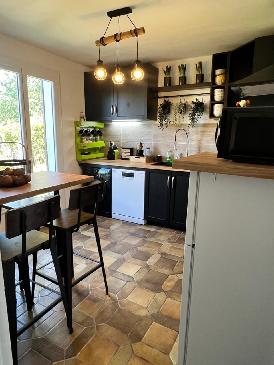 Coffee/tea facilities, Kitchen or kitchenette, Dining area, dishwasher, oven, stove, toaster