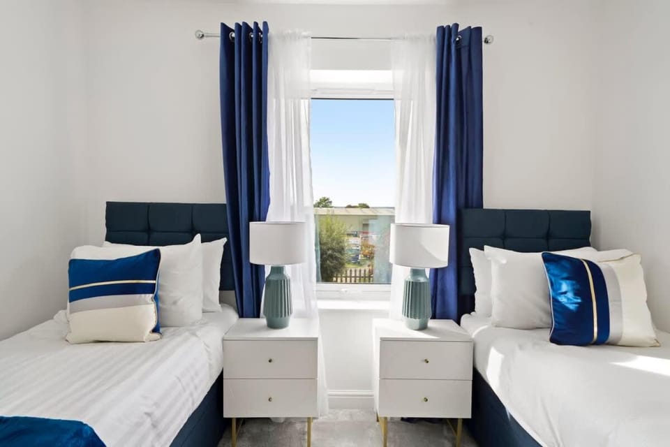 OFFERS 3 Bed House with Free Parking Ideal for Contractors or Relocation Stays Sittingbourne House in Sittingbourne