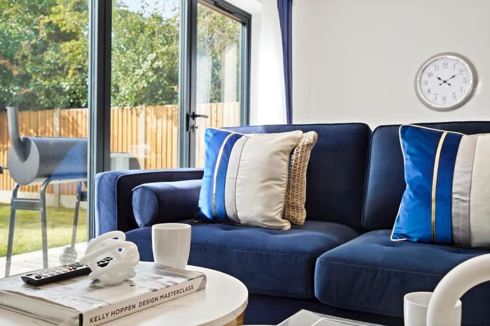 OFFERS 3 Bed House with Free Parking Ideal for Contractors or Relocation Stays Sittingbourne House in Sittingbourne