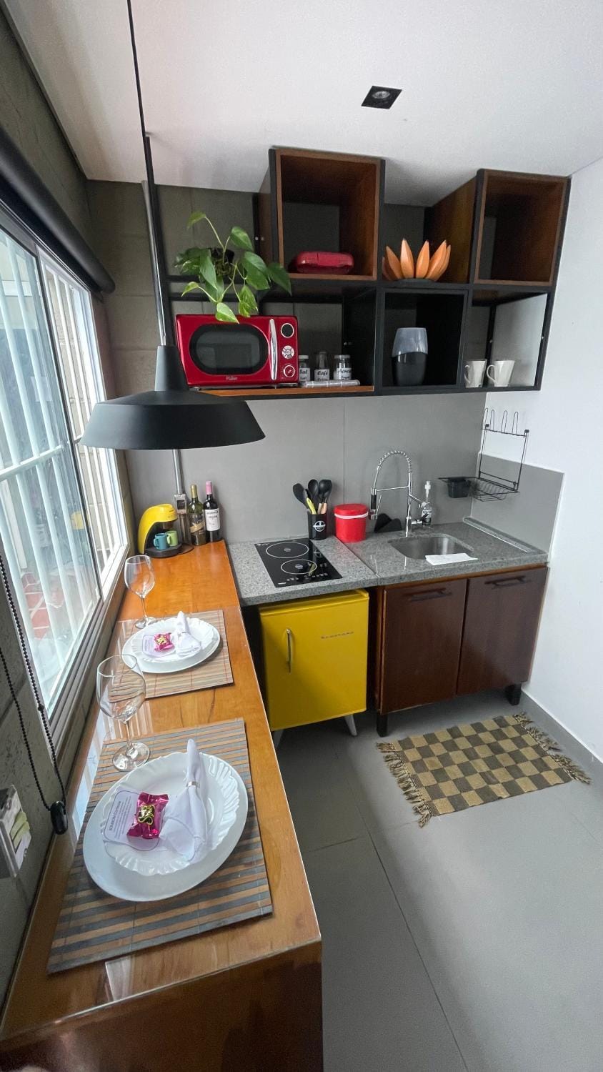 Kitchen or kitchenette, minibar, stove
