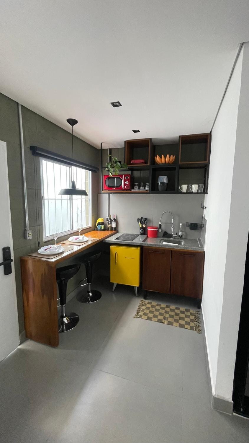 Kitchen or kitchenette, minibar, stove