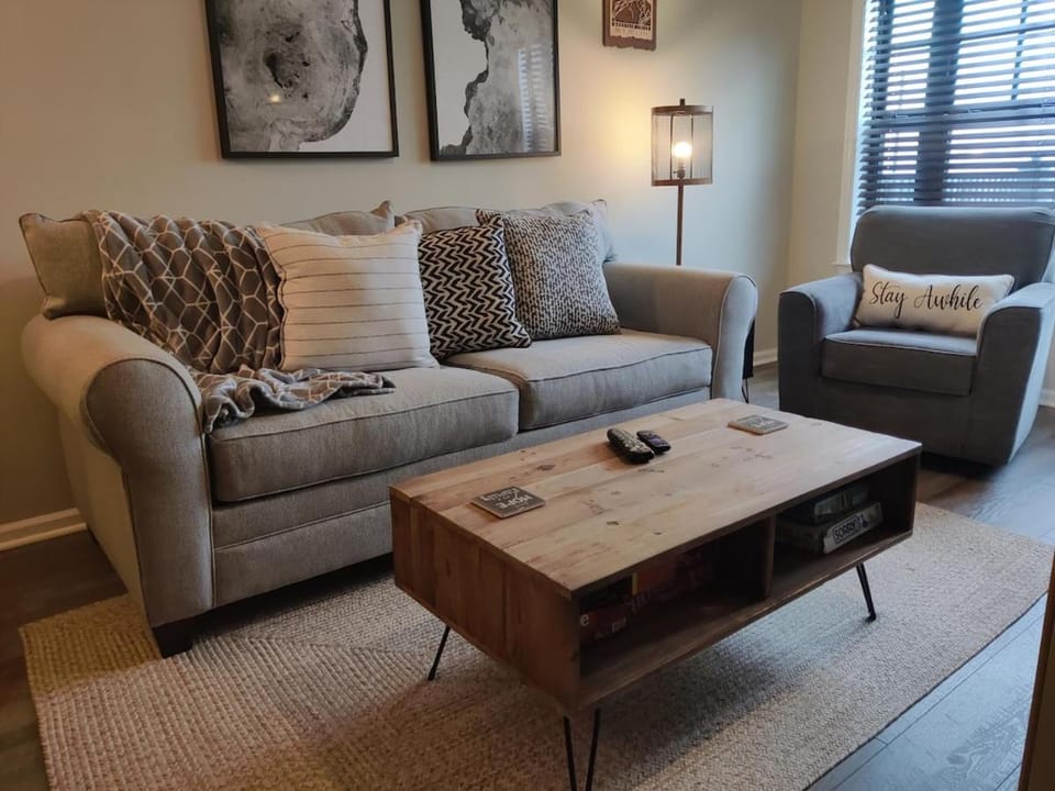 Mt Creek Walk to Water Park 1 BR Pool & Hot Tub Apartment in Vernon Township