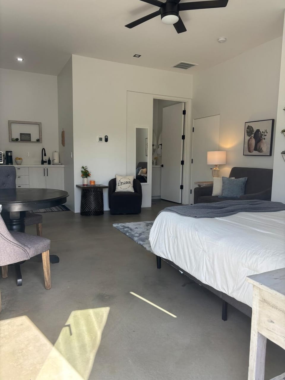 Bed, Living room, Photo of the whole room, Seating area