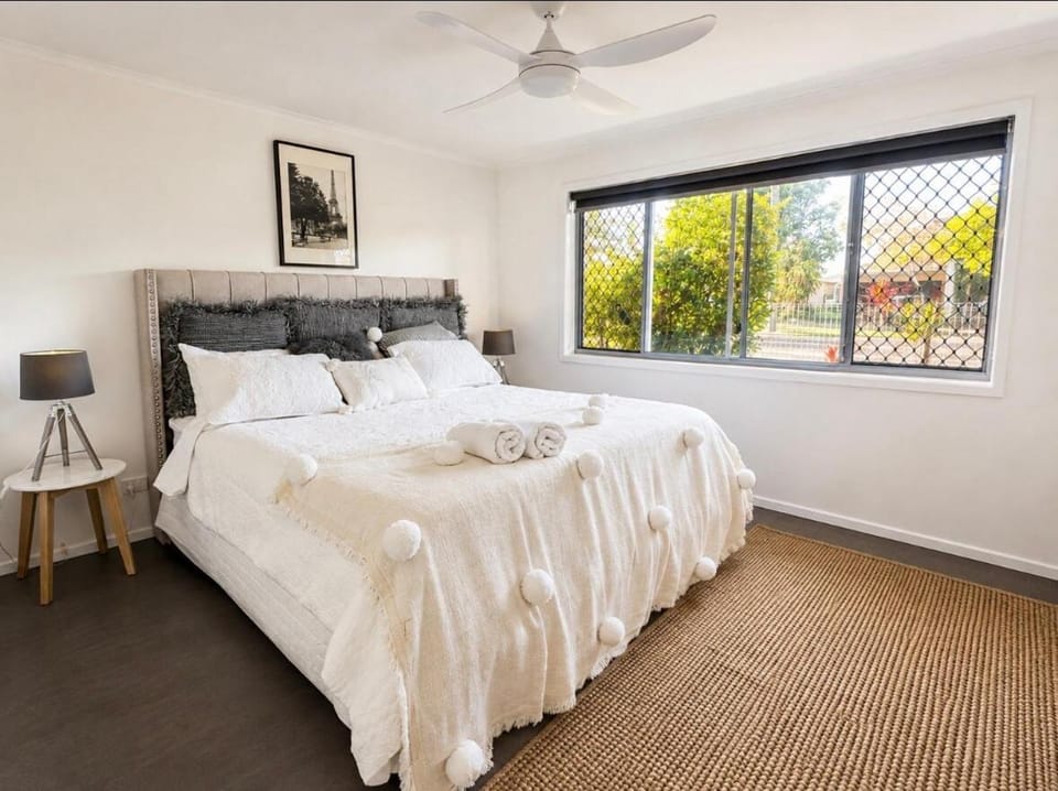 Bed, Photo of the whole room, Bedroom, towels