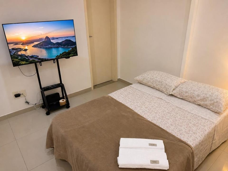 Bed, TV and multimedia, Photo of the whole room, Bedroom, towels