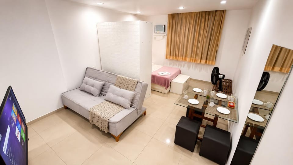 Bed, TV and multimedia, Living room, Photo of the whole room, Seating area, Dining area, Bedroom